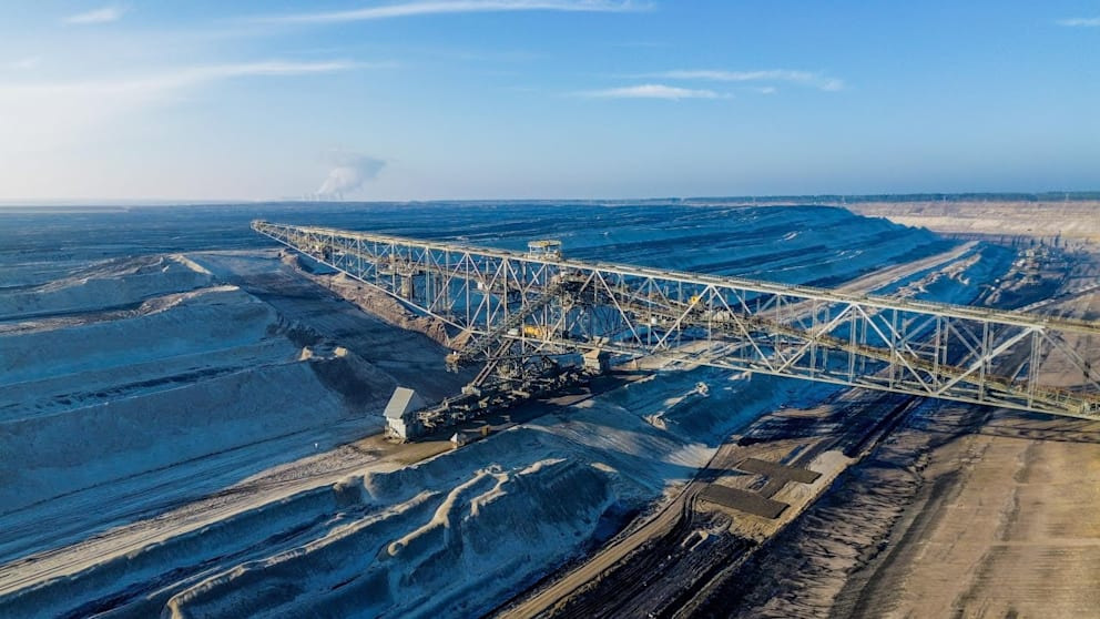 Йэншвальде ил уурхайд дэлхийн хамгийн том экскаваторыг буулгалаа